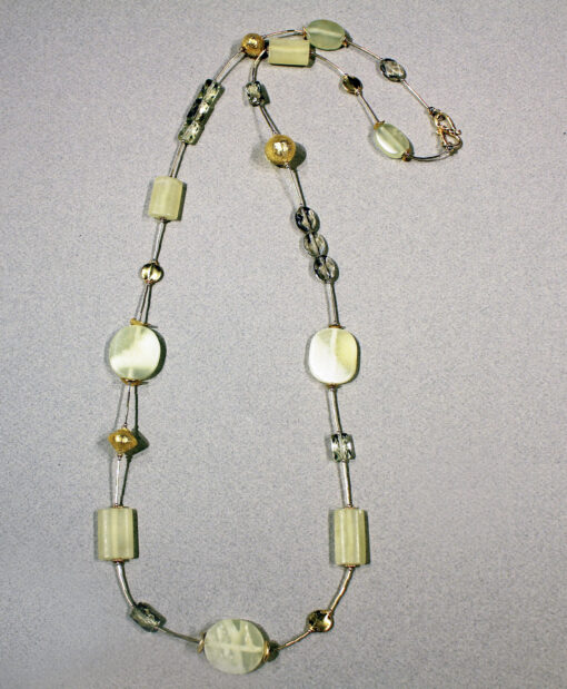 Long necklace in jade