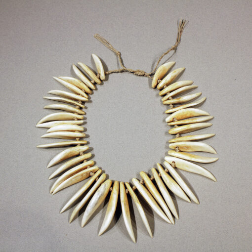 Textures et Design-Collier en dents de cachalot