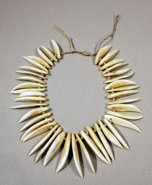 Textures et Design-Collier en dents de cachalot